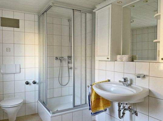 Badezimmer im Obergeschoss (links)