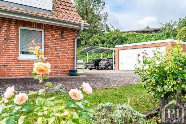 Doppelcarport neben der Doppelgarage