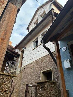 4. Blick zum Haus und Innenhof.jpeg