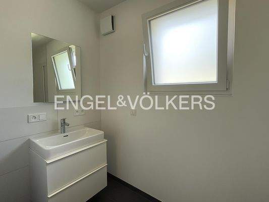 Tageslicht-Duschbad mit Anschlüssen für Waschmaschine und Trockner