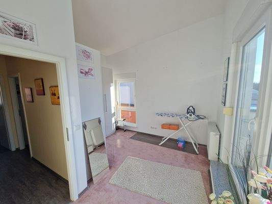 Helles Zimmer mit Balkon