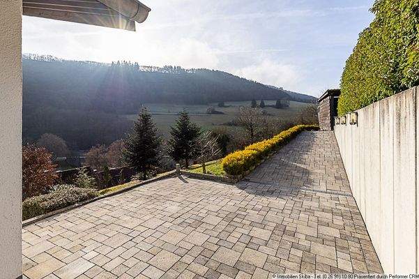 gepflasterte Wege ums Haus