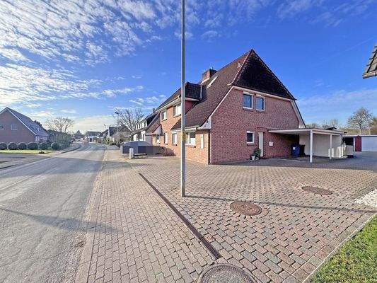 Hausansicht mit Stellplatz und Carport