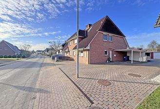 Hausansicht mit Stellplatz und Carport