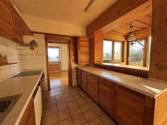 Küche mit Essecke sowie Zugang zum Wohnbereich