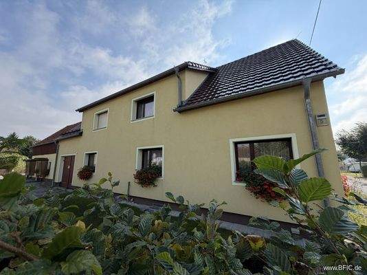 Hauptgebäude Straßenansicht