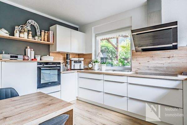 Wohnküche mit Marken-Einbaugeräten