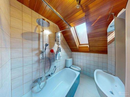Badezimmer mit Badewanne