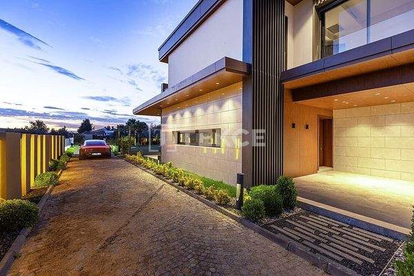 Villa with a Spacious Garden and Swimming Pool in İzmir