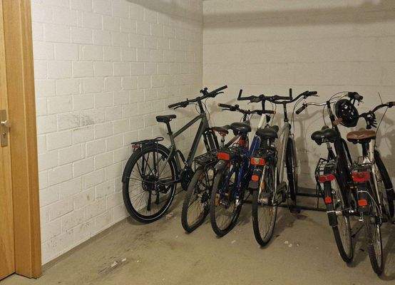Fahrradplatz im Keller.jpg