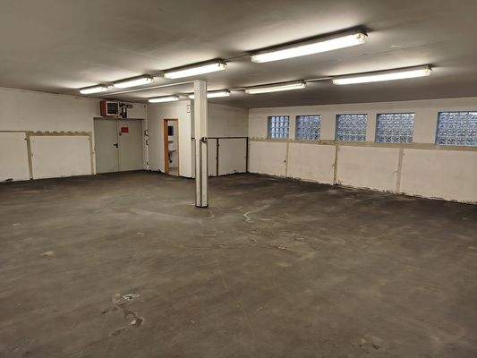 Leerer Raum mit Fenstern