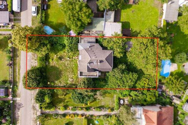 Drohnenaufnahme mit ungefährer Grundstücksgrenze