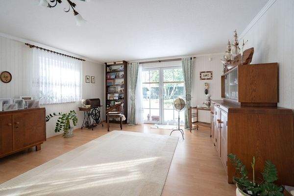 Wohn- und Essbereich mit Blick auf die Terrasse und das Grundstück