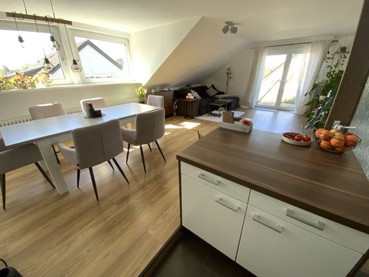 Blick aus der Küche in das Wohn- und Esszimmer