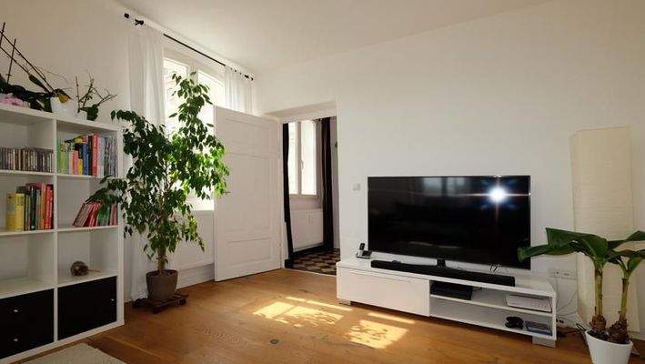 Das Wohnzimmer mit Zugang zur Diele