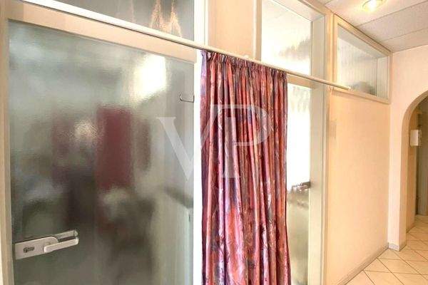 Flur mit einzelnen Behandlungsräumen