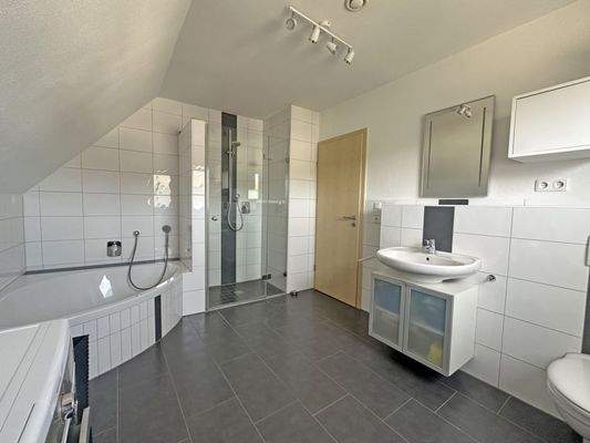 Bad mit Dusche und Wanne