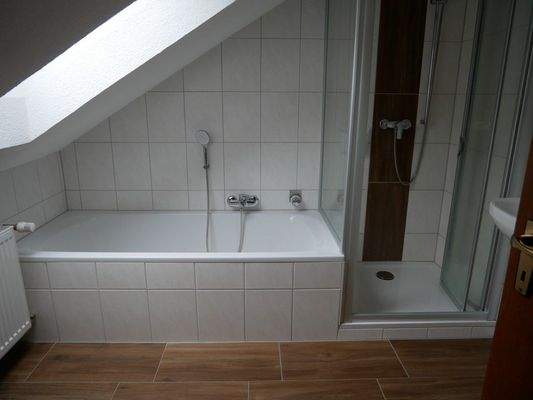 Bad mit Wanne und Dusche