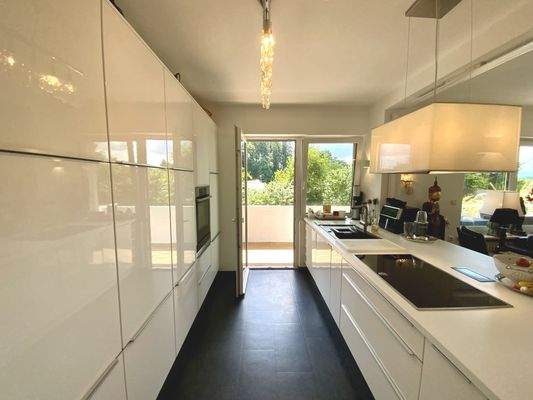 Küche mit Zugang zur Terrase