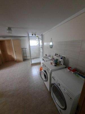 Waschküche mit Dusche im Souterrain