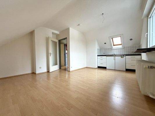 Wohnzimmer mit offener Küche im DG rechts