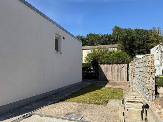 Garten neben der Einfahrt