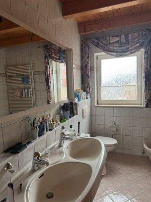 Bad mit Dusche und Wanne 2