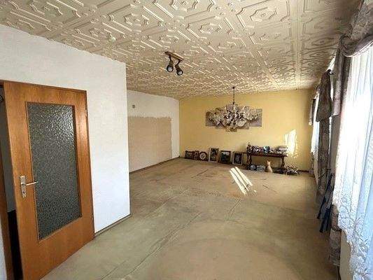 ...sehr großzügiges Wohnzimmer