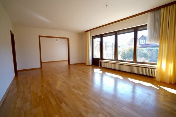 Wohnzimmer mit Esszimmer und Zugang zur Terrasse