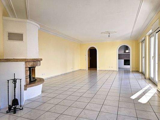 Wohn- und Essbereich mit Kamin