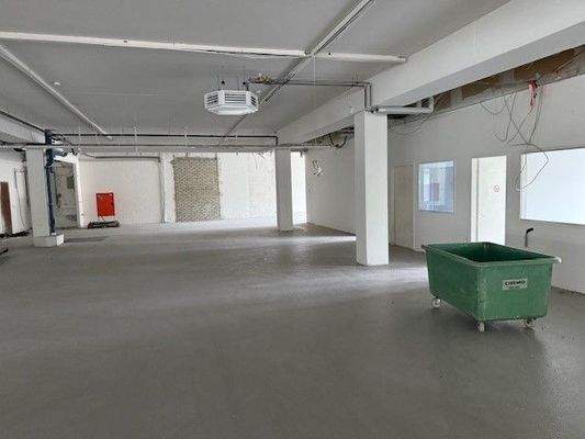 Produktionsbereich mit angrenzendem Büro.jpg