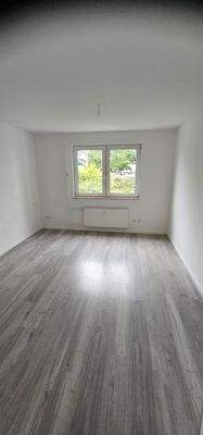 Leeres Zimmer mit Fenster