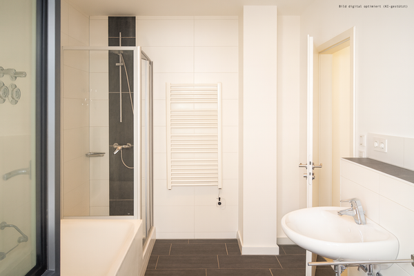 Bad mit Wanne und Dusche