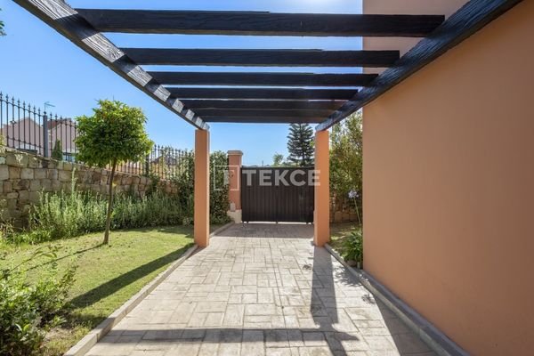 Golf Villas with Sea Views in Tranquil Area in Estepona