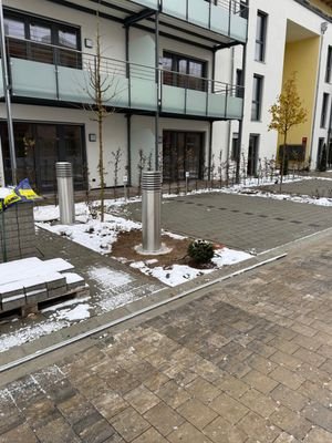 Blick auf Terrasse, Garten und Stellplatz