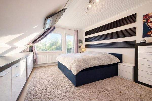 Schlafzimmer mit Zugang zur Loggia