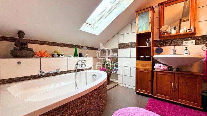 OG: Bad mit Badewanne und Dusche