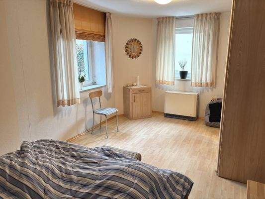 helles, großes Schlafzimmer im Erdgeschoss