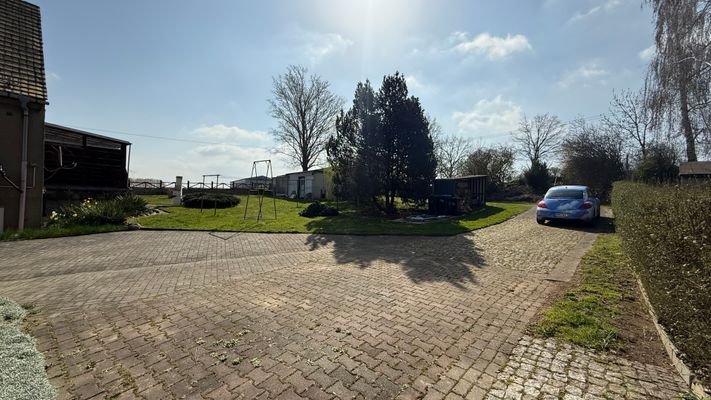 Außenansicht und Grundstück