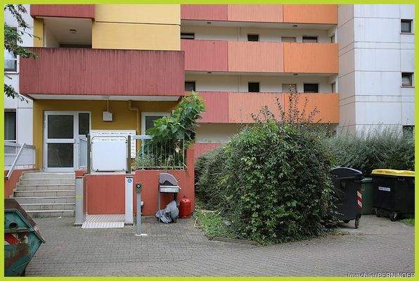 Eingang mit Rollstuhlrampe