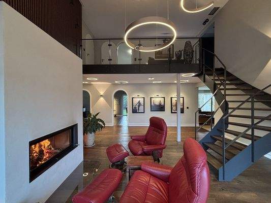 Kamin und Galerie und Occhio 