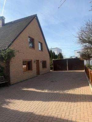 Vorderansicht / Hof / Büroeingang / Garagen