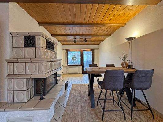 Wärme, die verbindet: Essbereich mit Kachelofen