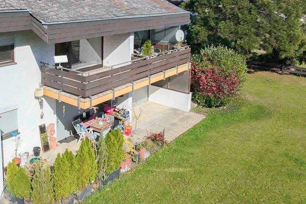 Blick auf Haus und Balkon