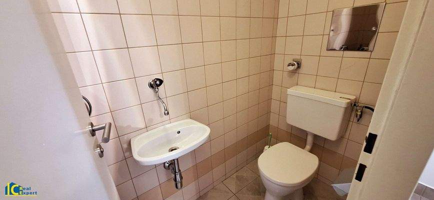 Getrenntes WC mit Handwaschbecken