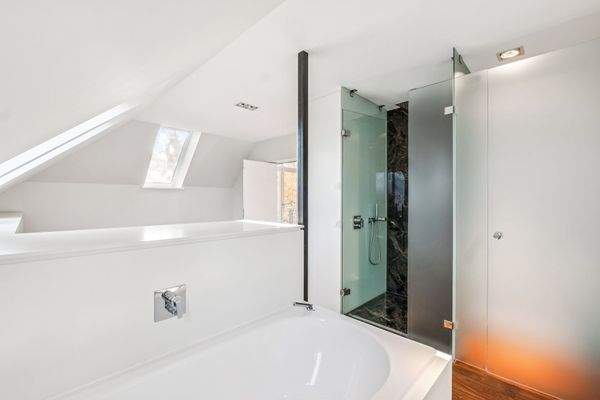 En Suite Bad mit Dusche, Badewanne und separatem WC