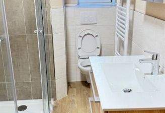 Badbereich mit Einbaumöbel saniert