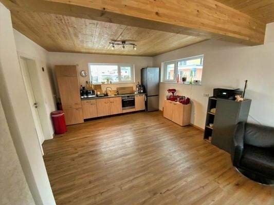 Küche mit Abstellraum