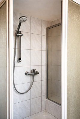 Moderne Duschkabine mit Edelstahlbrause 9.png