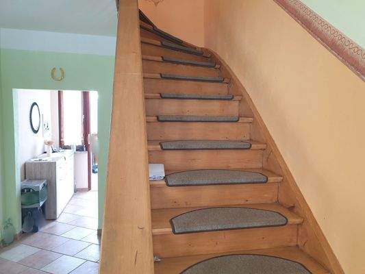 EG Holztreppe in das Dachgeschoss